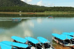 Du khách ngắm cảnh bằng du thuyền hồ Tuyền Lâm (thành phố Đà Lạt, Lâm Đồng). (Ảnh: Chu Quốc Hùng/TTXVN)