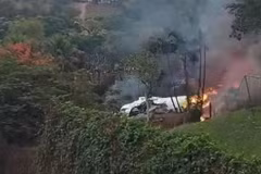 Máy bay bốc cháy sau khi rơi xuống thành phố Vinhedo, bang Sao Paulo, Brazil ngày 9/8/2024. (Ảnh: EPA/TTXVN)