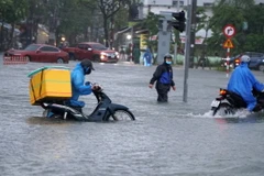 Nước ngập gần hết bánh xe tại đường Núi Thành (quận Hải Châu, thành phố Đà Nẵng). (Ảnh: Quốc Dũng/ TTXVN)