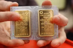 Cả vàng nhẫn và SJC cùng niêm yết 138,8-143,8 triệu đồng/lượng (mua vào-bán ra). (Ảnh: Minh Quyết/TTXVN)