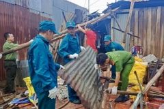 Một căn nhà của người dân huyện An Phú, tỉnh An Giang bị tốc mái sau giông lốc. (Ảnh: TTXVN phát)