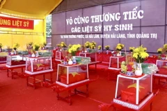 Lễ truy điệu và an táng 12 hài cốt liệt sỹ tại Nghĩa trang Liệt sỹ huyện Hải Lăng. (Ảnh: Nguyên Linh/TTXVN)