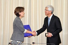 Ông Võ Văn Hoan, Phó Chủ tịch Ủy ban Nhân dân Thành phố Hồ Chí Minh tiếp bà Young Kim, Chủ tịch Tiểu ban Đối ngoại Hạ viện về Ấn Độ Dương-Thái Binh Dương của Hạ viện Hoa Kỳ. (Ảnh: Xuân Khu/TTXVN)