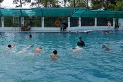 Dạy bơi cho trẻ em để phòng chống đuối nước. (Ảnh: TTXVN phát)