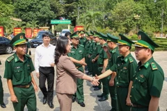 Quyền Chủ tịch nước Võ Thị Ánh Xuân cùng đoàn công tác đến thăm cán bộ, chiến sỹ Đồn Biên phòng cửa khẩu quốc tế Xa Mát. (Ảnh: Giang Phương/TTXVN)