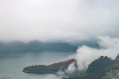 Vẻ đẹp hùng vỹ và thơ mộng của hồ thủy điện Hòa Bình