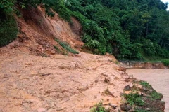 Hiện nay, 4 bản (Đửa, Minh Thành, Minh Tiến, Chăm Puông) của xã Lượng Minh, huyện Tương Dương (Nghệ An) đang bị cô lập hoàn toàn do sạt lở đất tại đầu bản Đửa. (Ảnh: TTXVN phát)