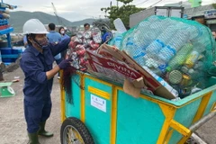 Rác được đưa lên xe, vận chuyển về Nhà thu gom rác thải nhựa tàu cá tại Cảng cá Quy Nhơn. (Ảnh: Hoàng Vân/ TTXVN)