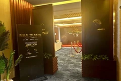 Cửa vào khu vực tổ chức vẫn trưng bày những tấm biển quảng bá giải đấu Poker. (Nguồn: Báo Tiền phong)
