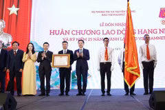 Báo VietNamNet đón nhận Huân chương Lao động hạng Nhất nhân kỷ niệm 25 năm thành lập. 