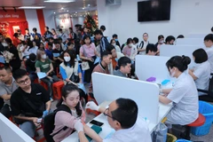 Người dân đến tham gia hiến máu tại Viện huyết học - Truyền máu Trung ương chiều 20/2. (Ảnh: Hoàng Hiếu/TTXVN)