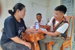 Tổ bảo vệ an ninh ấp, già làng tuyên truyền về lợi ích của định danh điện tử cho chị Thị Phô, ấp 7 xã Lộc Hòa, tỉnh Bình Phước. (Ảnh: K GỬIH/TTXVN)