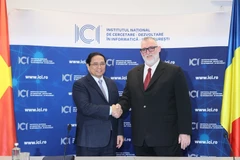 Thủ tướng Phạm Minh Chính và ông Adrian Victor Vevera, Tổng Giám đốc Viện Nghiên cứu và Phát triển Tin học Quốc gia. (Ảnh: Dương Giang/TTXVN)