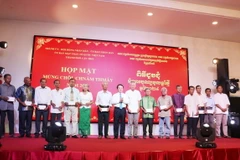 Ông Hầu A Lềnh, Ủy viên Trung ương Đảng, Bộ trưởng, Chủ nhiệm Ủy ban Dân tộc trao quà tết cho các vị sư sãi, Achar, Ban Quản trị chùa Phật giáo Nam tông Khmer, người có uy tín trong đồng bào dân tộc Khmer trên địa bàn thành phố. (Ảnh: Ngọc Thiện/ TTXVN)