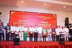 Ông Hầu A Lềnh, Ủy viên Trung ương Đảng, Bộ trưởng, Chủ nhiệm Ủy ban Dân tộc trao quà tết cho các vị sư sãi, Achar, Ban Quản trị chùa Phật giáo Nam tông Khmer, người có uy tín trong đồng bào dân tộc Khmer trên địa bàn thành phố. (Ảnh: Ngọc Thiện/ TTXVN)