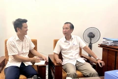 Ông Nguyễn Quốc Khánh (phải), Phó Trưởng Ban Tuyên giáo Tỉnh ủy Quảng Trị, chia sẻ về Quy định 144 của Bộ Chính trị với phóng viên TTXVN. (Ảnh: TTXVN phát)