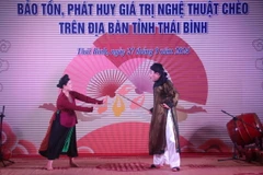 Trích đoạn "Lý trưởng mẹ Đốp" trong vở chèo "Quan âm Thị Kính" được trình diễn tại hội thảo. (Ảnh: Thu Hoài/ TTXVN)