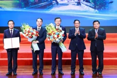 Thủ tướng Phạm Minh Chính và Bộ trưởng Bộ Kế hoạch và Đầu tư Nguyễn Chí Dũng trao Quyết định phê duyệt Quy hoạch cho lãnh đạo tỉnh Ninh Bình. (Ảnh: Dương Giang/TTXVN)