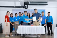 Đại diện người lao động và sử dụng lao động Công ty TNHH quốc tế Cerie Việt Nam ký biên bản hội nghị đối thoại nâng cao phúc lợi cho lao động nữ. (Ảnh: Hoàng Hùng/TTXVN0