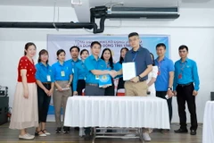Đại diện người lao động và sử dụng lao động Công ty TNHH quốc tế Cerie Việt Nam ký biên bản hội nghị đối thoại nâng cao phúc lợi cho lao động nữ. (Ảnh: Hoàng Hùng/TTXVN0