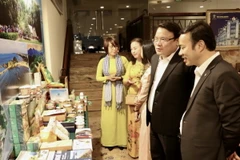 Đại biểu tham quan gian hàng các tỉnh phía Bắc trưng bày bên lề hội nghị. (Ảnh: Xuân Anh/TTXVN)