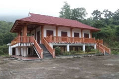 Nhà văn hóa sinh hoạt cộng đồng của người Ơ Đu ở bản Văng Môn, xã Nga My, huyện Tương Dương, tỉnh Nghệ An. (Ảnh: Xuân Tiến/TTXVN)