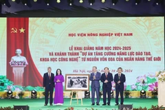 Tổng Bí thư, Chủ tịch nước Tô Lâm tặng bức ảnh Bác Hồ cho Học viện Nông nghiệp Việt Nam. (Ảnh: Trí Dũng/TTXVN)