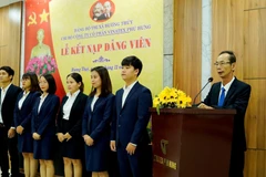 Lễ kết nạp Đảng viên tại doanh nghiệp ngoài khu vực Nhà nước tại Thị xã Hương Thủy, tỉnh Thừa Thiên-Huế. (Ảnh: TTXVN phát)