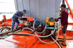 Lực lượng chức năng của Hải đoàn Biên phòng 18 kiểm tra tàu KG 91844 TS. (Ảnh: TTXVN phát)