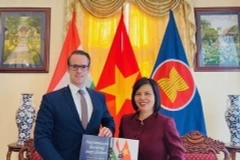 Đại sứ Việt Nam tại Hungary Nguyễn Thị Bích Thảo tiếp Tiến sỹ Levente Horvath, Giám đốc Trung tâm Eurasia, Tổng biên tập Tạp chí Eurasia. (Ảnh: TTXVN phát)