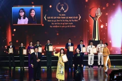 Thường trực Ban Bí thư Trương Thị Mai và Giám đốc Học viện Chính trị Quốc gia Hồ Chí Minh Nguyễn Xuân Thắng trao giải A Cuộc thi Chính luận về bảo vệ nền tảng tư tưởng của Đảng lần thứ 3 năm 2023 cho nhóm tác giả: Đinh Thị Thu Hằng, Bùi Thu Minh (Học viện Báo chí và Tuyên truyền, Học viện Chính trị quốc gia Hồ Chí Minh). (Ảnh: Hoàng Hiếu/TTXVN)