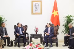 Phó Thủ tướng Lê Minh Khái tiếp Bộ trưởng Tài chính Lào Santiphab Phomvihane. (Ảnh: An Đăng/TTXVN)