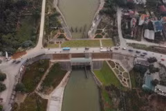 Cống Xuân Quang là công trình đầu tiên của Hệ thống thủy lợi Bắc Hưng Hải ở xã Xuân Quang, huyện Văn Giang, Hưng Yên nhìn từ trên cao. (Ảnh: Vũ Sinh/TTXVN)