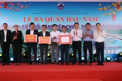 Bí thư Thành uỷ Đà Nẵng Nguyễn Văn Quảng và lãnh đạo thành phố tặng quà các đơn vị thi công công trình đường ven biển nối cảng Liên Chiểu. (Ảnh: Trần Lê Lâm/TTXVN)