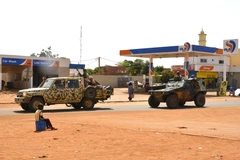Xe quân sự Pháp (phải) tuần tra tại Niamey, Niger. (Ảnh: AFP/TTXVN) 