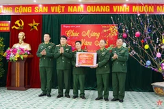 Đại tướng Lương Cường trao quà của Quân ủy Trung ương, Bộ Quốc phòng tặng Đồn Biên phòng Cửa khẩu Quốc tế Thanh Thủy. (Nguồn: Báo Quân đội Nhân dân)