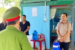 Cơ quan công an tống đạt quyết định khởi tố vụ án, khởi tố bị can đối với ông Phan Đình Thái Anh, Phó giám đốc Công ty Cổ phần Xây dựng Tây Nguyên Gia Lai. (Nguồn: Cơ quan Công an)
