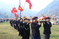 Nhân dân các xã của huyện Ba Bể, tỉnh Bắc Kạn dâng lễ cầu cho một năm mưa thuận gió hòa, mùa màng bội thu trong lễ hội Lồng Tồng. (Ảnh: Vũ Hoàng Giang/TTXVN)