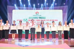 Bí thư Trung ương Đoàn, Chủ tịch Hội đồng Đội Trung ương Nguyễn Phạm Duy Trang trao Giải thưởng “Kim Đồng” năm học 2023-2024 cho thiếu nhi. (Nguồn: TTXVN)