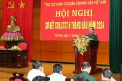 Thượng tướng Trịnh Văn Quyết, Ủy viên Trung ương Đảng, Ủy viên Thường vụ Quân ủy Trung ương, Chủ nhiệm Tổng cục Chính trị Quân đội nhân dân Việt Nam phát biểu chỉ đạo tại hội nghị. (Ảnh: Trọng Đức/TTXVN)
