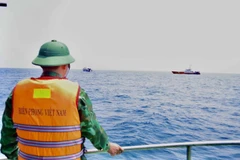 Các chiến sỹ Bộ Chỉ huy Bộ đội biên phòng tỉnh Quảng Ngãi tìm kiếm các nạn nhân còn mất tích trong vụ chìm sà lan. (Ảnh: TTXVN phát)