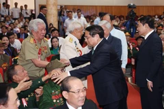 Thủ tướng Phạm Minh Chính gặp mặt, tri ân chiến sỹ Điện Biên, thanh niên xung phong, dân công hỏa tuyến. (Ảnh: Dương Giang/TTXVN)