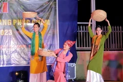 Thiếu nữ Chăm huyện Ninh Phước (Ninh Thuận) thi trình diễn trang phục truyền thống. (Ảnh: Công Thử/ TTXVN)