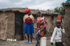 Người dân và trẻ em tại Narok, Kenya. (Ảnh: THX/TTXVN)