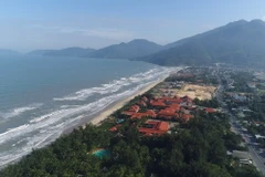 Vịnh Lăng Cô nhìn từ trên cao. (Ảnh: Đỗ Trưởng/TTXVN)