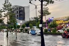 Đường Nguyễn Thị Thập (Quận 7, Thành phố Hồ Chí Minh) ngập sâu do triều cường. (Ảnh: Hồng Giang/TTXVN)
