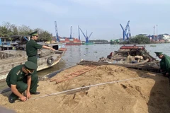 Bộ đội Biên phòng thu giữ khoảng 31 mét khối cát khai thác lậu trên sông. (Ảnh: TTXVN phát)
