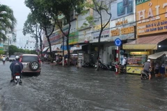 Nhiều tuyến đường nội ô thành phố Bạc Liêu ngập sâu sau mưa lớn. (Ảnh: Chanh Đa/TTXVN)