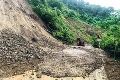 Điểm sạt lở ta-luy dương gây tắc đường tại Km113 +240, Quốc lộ 12. (Ảnh: TTXVN phát)