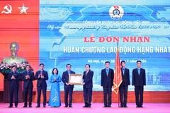 Chủ tịch Quốc hội Trần Thanh Mẫn trao Huân chương Lao động hạng Nhất cho Tổng Liên đoàn Lao động Việt Nam. (Ảnh: Minh Đức/TTXVN)